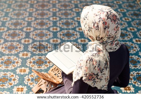 woman praying in the mosque