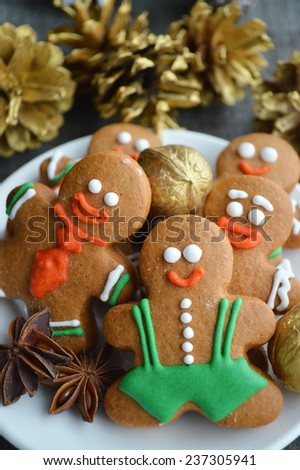 gingerbread men, Christmas trees, Christmas decorations, closeup on wooden background