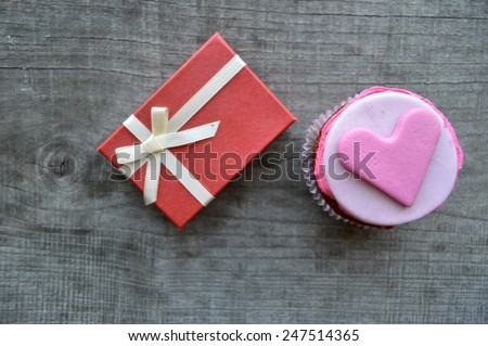 pink cupcakes, with cream ,decorated with hearts,Valentine\'s day,international women\'s day,love.Notepad.Valentine,love letter