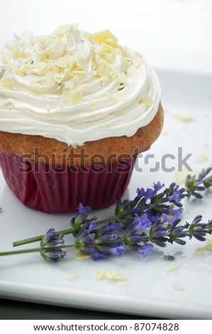Golden muffin with butter cream, white chocolate shavings and lavender