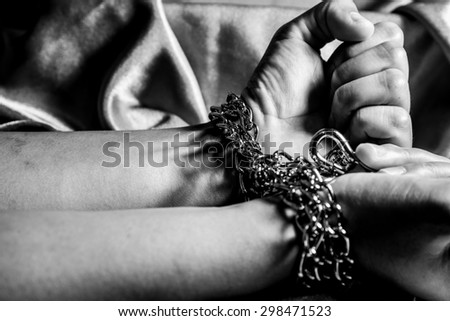 chain hands in black.