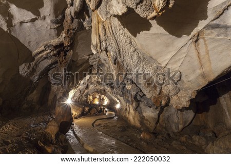 The Chang cave (Hang around Cave) is situated follow the river road southern site of Meuang Xong Village, Vang Vieng. Because its high location offered perfect views of Vang Vieng