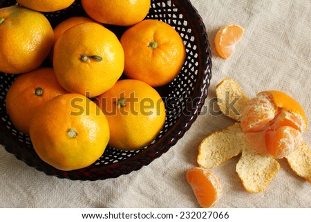 The mandarin orange of half-eaten and oranges on the table