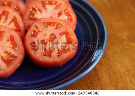 Round slices of tomato