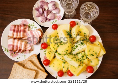 Smoked bacon with potatoes and onion - a good appetizer for a good company.