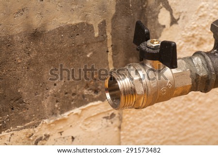 Plumbing pipe with valve for installation of a radiator