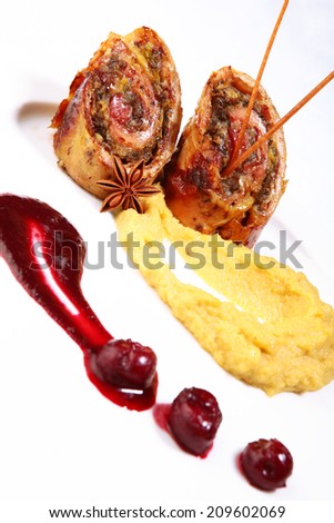 Meat rolls with cherry sauce