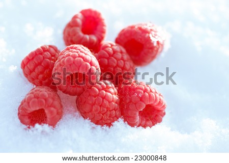 Image raspberries lying in the snow