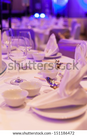 Dining table, glasses, plates and napkins. Decorate the place.