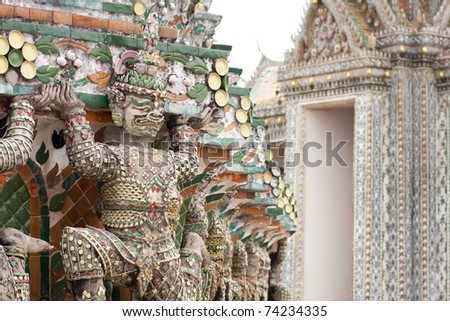 Giant statues around the base Chedi Wat Arun help carry out the pagoda.