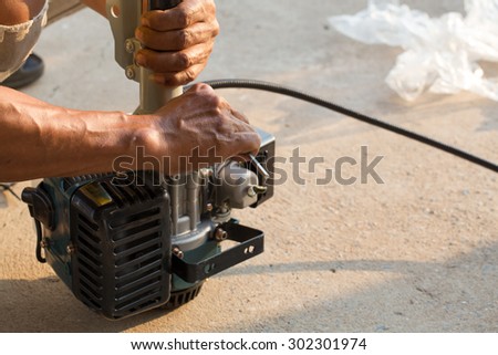 A man assemble brush cutter engine