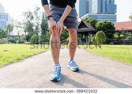Male runner knee injury and pain