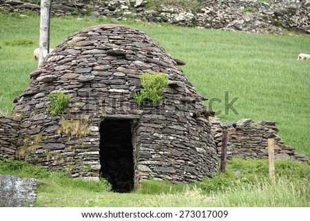 A clochan (beehive hut) on Dingle Peninsula, Kerry, Ireland. A ClochÃ?Â¡n is a dry-stone hut with a corbelled roof, commonly associated with the south-western Irish seaboard
