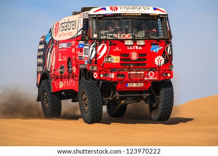 ICA, PERU - JAN. 05: les Loprais (CZE) and his team, drive his truck  during his participation on Rally Dakar 2013, JAN 05, 2013 in Ica, Peru.