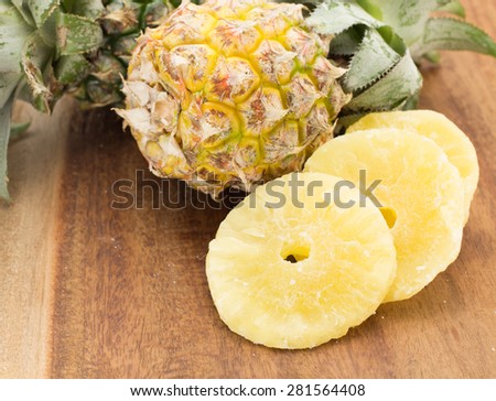 Dried pineapple dices