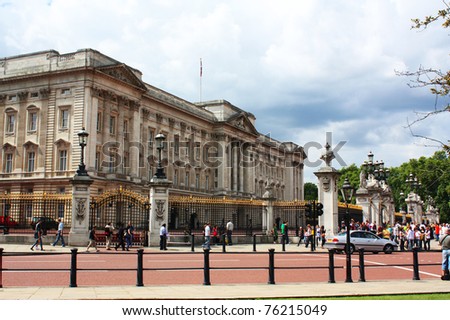 LONDON - JULY 25 : Outside view of Buckingham Palace  on July 25, 2009 in London, England. A famous Palace which is the home of British Royal family in the capital city London.