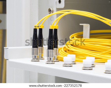 Yellow optical fiber with connector of FC type pig tail