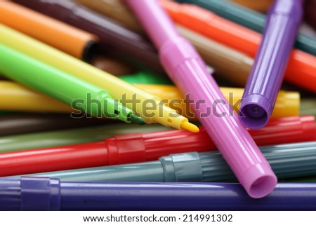 Heap of colored felt tip pens.