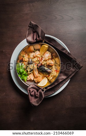 rice with chicken, seafood and tomatoes