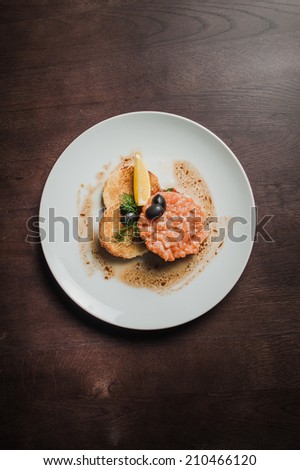 fish tartar steak with toast