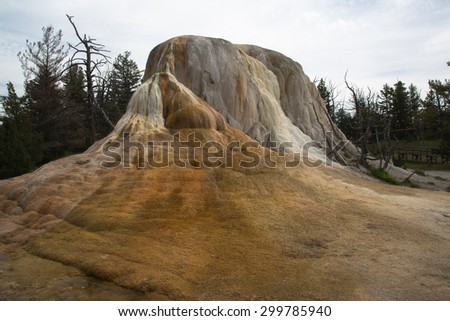 Orange Spring Mound, Mammoth Hot Springs, Yellowstone National Park, Wyoming, USA