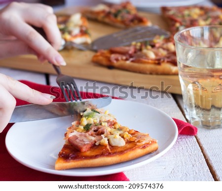 eat pizza with a fork and knife, Italian cuisine