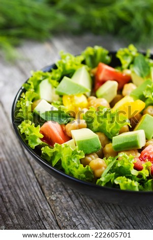 Salad with chickpeas, tomato and avocado