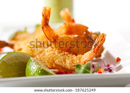 Deep Fried Shrimp with Guacamole Sauce and Lime Slice