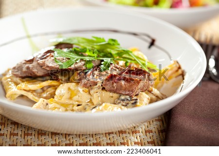 Pasta with Beef, Mushrooms, Lettuce, Herbs and Cream Sauce