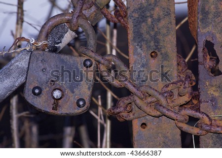Lock wit rust to secure old fence