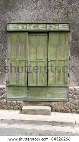 French store with closed doors during siesta