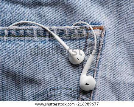 In-ear headphones are simple and pocket jeans