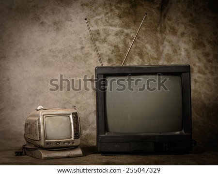 Old tv on grunge background