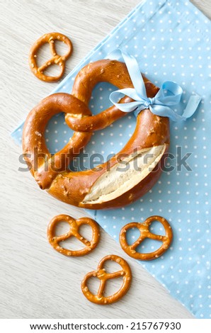 A big pretzel with small pretzels