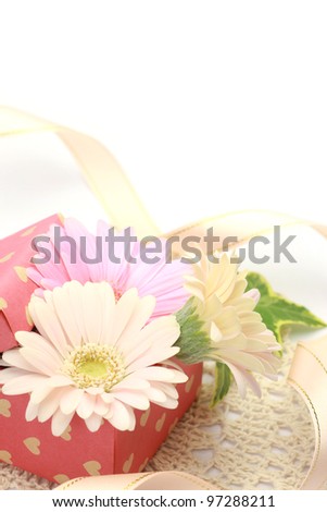 I put gerbera in a gift box and I expressed the image of the present.