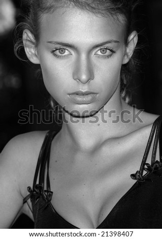 Beautiful young girl\'s portrait; black and white