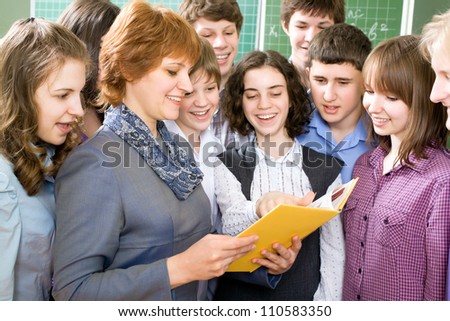 Teacher and a group of students to read textbooks in the classroom