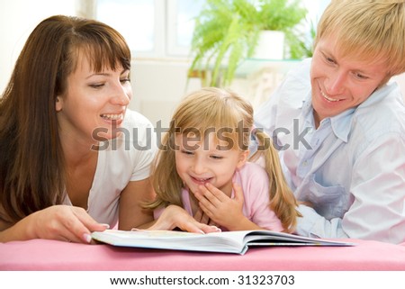 Young parents train the child in reading