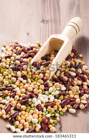 Mix of white and red string bean, lentil, green and yellow peas