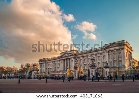 Buckingham palace in the evening