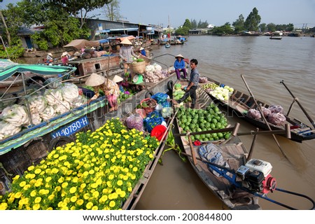 CAN THO,VIETNAM - 23 JAN, 2014: Unidentified people on floating market in Mekong river delta. Cai Rang and Cai Be markets are very popular among the local citizens and tourists.