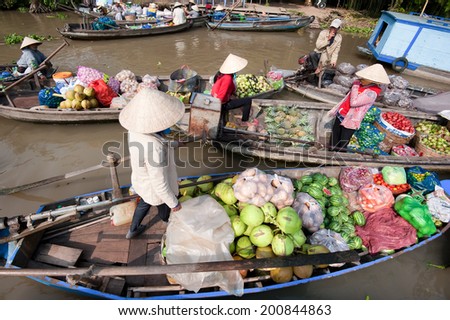 CAN THO,VIETNAM - 23 JAN, 2014: Unidentified people on floating market in Mekong river delta. Cai Rang and Cai Be markets are very popular among the local citizens and tourists.