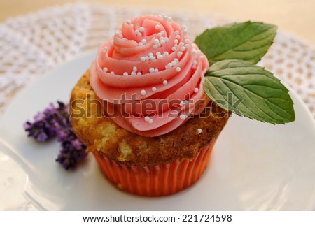 Sweet mini cake with leaf decoration