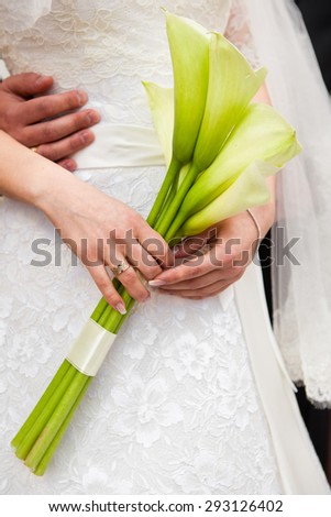 the bride holding a bouquet of Calla lilies