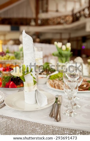 Serving a festive table decorated using fresh flowers and napkins