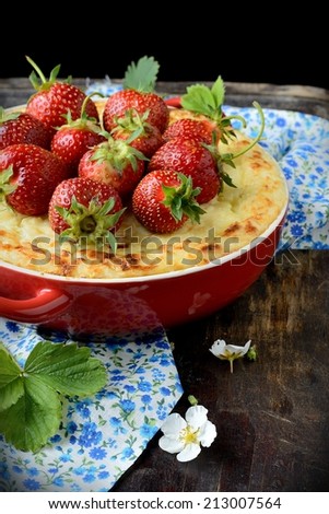 Bowl of cheese cake with fresh strawberries