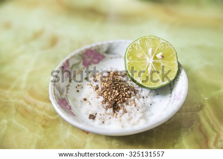 Salt, lemon pepper seasoning Vietnamese food for Vietnamese food is very popular.