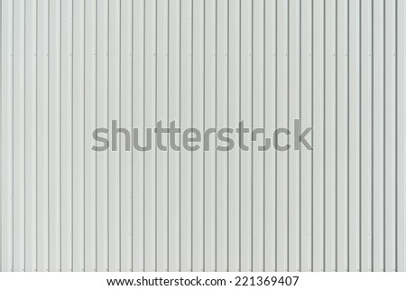 New white wall paneling made of aluminum wall profile with vertical structure.