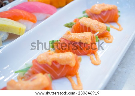 roll with salmon and shrimp eggs - tradition japan