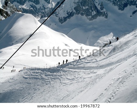 the track leading from the aiguille du midi to the valley blanche has a hand rail in the winter. In the spring it is removed.